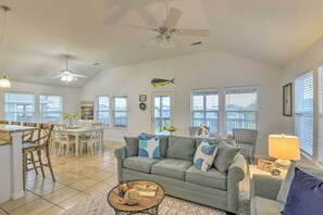 Interior - Sea Isle Retreat: Restaurant, Bar & Marina On-site (Galveston)