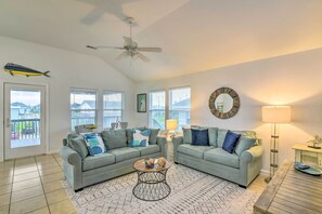 Interior - Sea Isle Retreat: Restaurant, Bar & Marina On-site (Galveston)