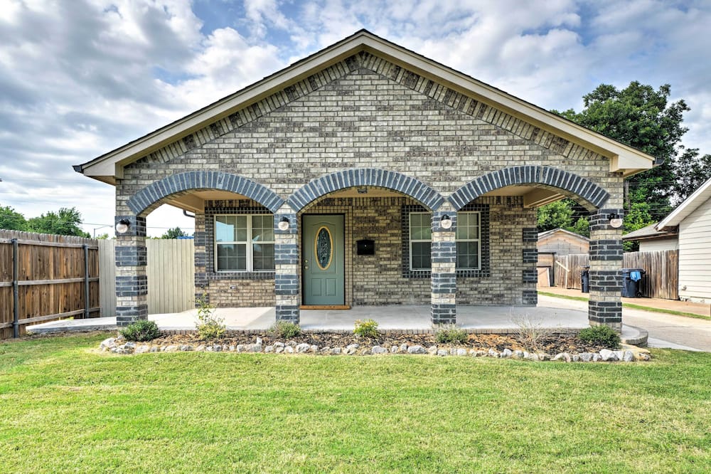 Oklahoma City Home w/ Yard - 5 Mi to Downtown! - Warr Acres, OK