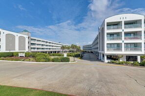 Apartment (1 Bedroom) | Interior - Pool & Ocean Views: Beachfront Condo in Galveston (Galveston)