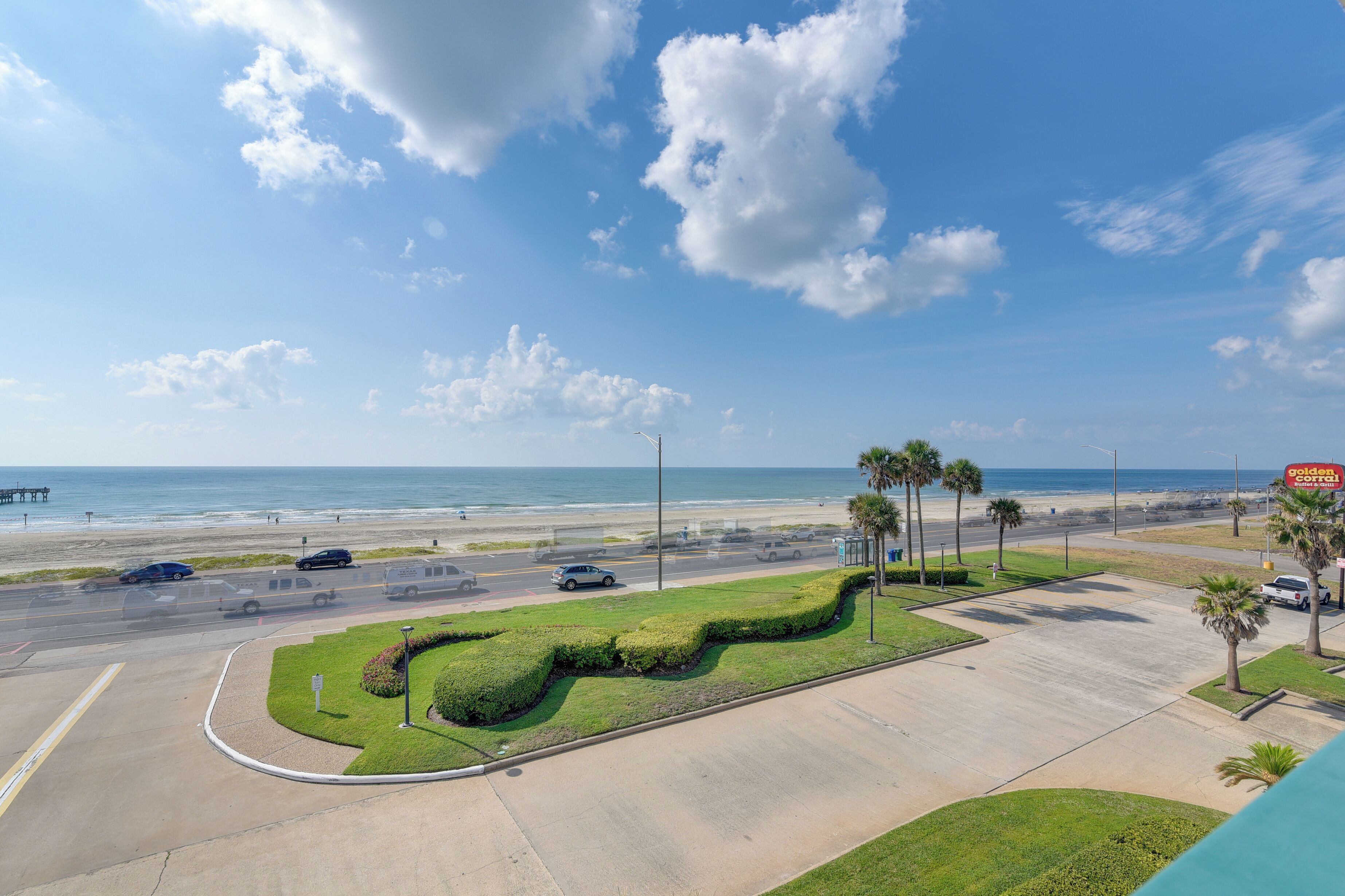 Ein Parkplatz mit Blick auf den Strand und den Ozean.