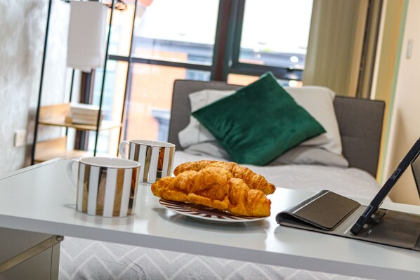 Apartment, Multiple Beds | Food and drink