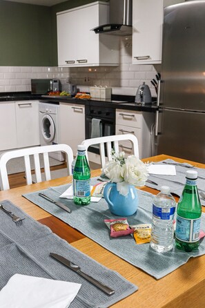 Apartment, Multiple Beds | Private kitchen | Fridge, microwave, oven, stovetop