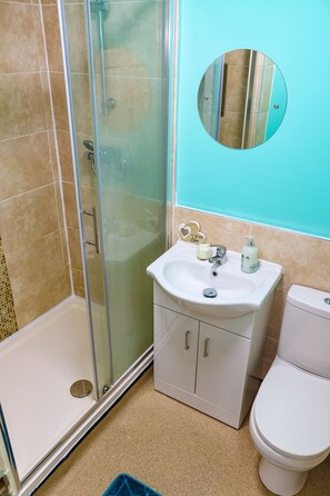 Appartement, meerdere bedden | Badkamer | Een douche, een haardroger, handdoeken
