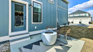 A modern house with a large front door, a fire pit, and outdoor seating. - Walk to Parks! Billings Gem w/ Soaking Tub (Billings)