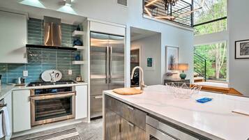 Huis (3 Bedrooms) | Privékeuken | Een microgolfoven, een oven, een kookplaat, een vaatwasser