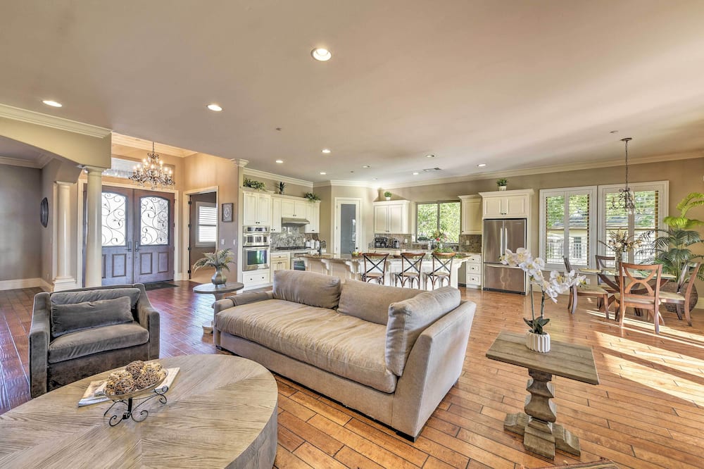 Near Wineries: Elk Grove Getaway w/ Saltwater Pool - Walnut Grove, CA