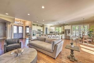 House (5 Bedrooms) | Interior