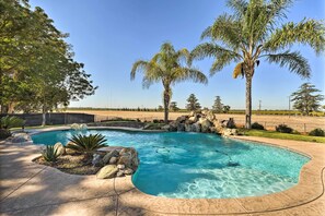 حمّام سباحة خارجي