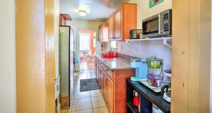 8 Mi to Aquarium: Long Beach Bungalow w/ Patio!