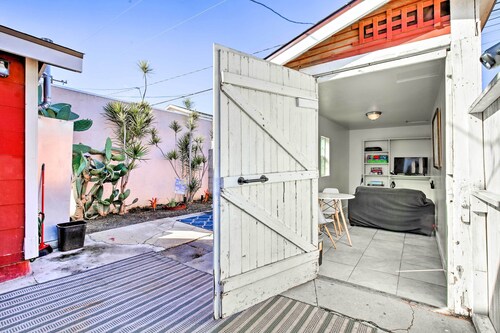 7 Mi to Downtown: Long Beach Bungalow w/ Patio!