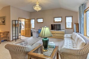 House (6 Bedrooms) | Interior