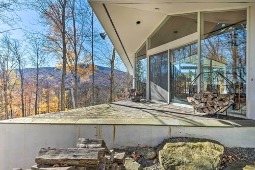 Pristine West Dover Home w/ Deck & Mountain Views!