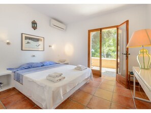 Cofres nos quartos, ferros/tábuas de passar roupa, Wi-Fi de cortesia