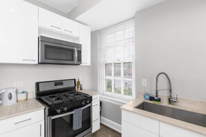 Fridge, microwave, oven, stovetop - Modern 1br - 2mins to DT + Wifi + Gym +mins to UAB (Birmingham)