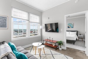 Smart TV - Modern 1br - 2mins to DT + Wifi + Gym +mins to UAB (Birmingham)