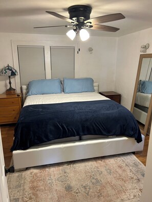 4 bedrooms, iron/ironing board, free WiFi, bed sheets - Captain Whittaker’s House - Prime Location in the heart of  Downtown New Buffalo (New Buffalo)