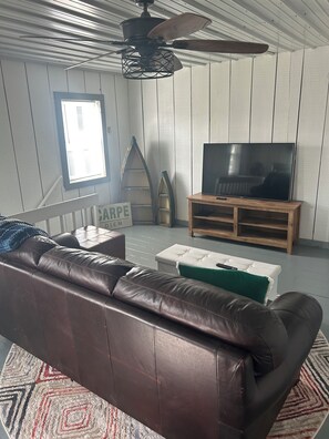Smart TV, fireplace, table football - Captain Whittaker’s House - Prime Location in the heart of  Downtown New Buffalo (New Buffalo)