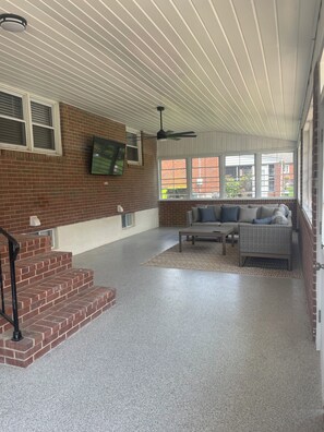 Smart TV - Stylish lower level apartment (Wilmington)