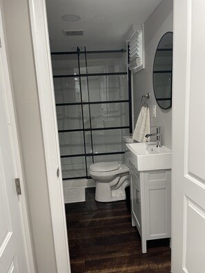 Regadera, toallas, papel de baño