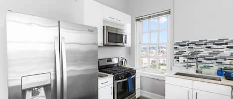 Geladeira, micro-ondas, fogão, cooktop