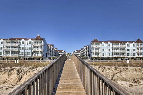 Beachfront Paradise! Condo w/ Pool in Galveston