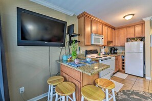 Interior - Oceanfront Condo w/ Pool in Galveston! (Galveston)