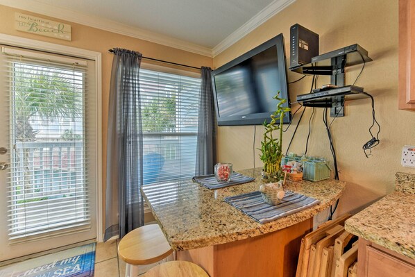 Interior - Oceanfront Condo w/ Pool in Galveston! (Galveston)