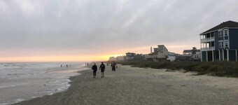 Steps to Sand: Galveston Beach Bungalow!