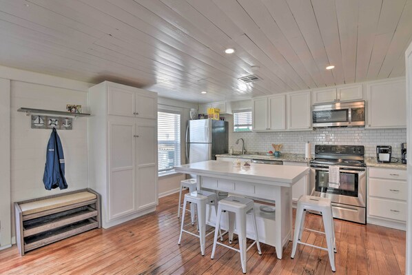 House (2 Bedrooms) | Interior - Steps to Sand: Galveston Beach Bungalow! (Galveston)