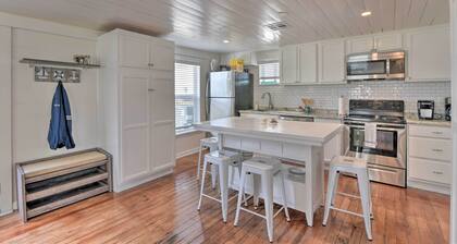 Walk to Beach & State Park! Bungalow in Galveston