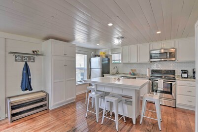 Walk to Beach & State Park! Bungalow in Galveston