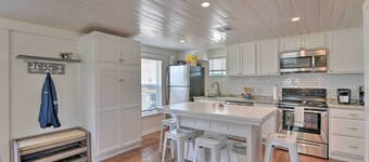 Walk to Beach & State Park! Bungalow in Galveston