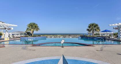 Gulf View + Beach Access: Galveston Resort Condo!
