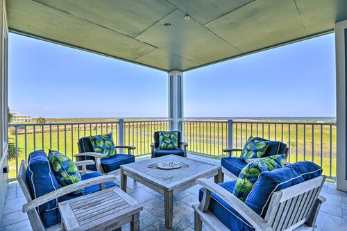 Gulf View + Beach Access: Galveston Resort Condo!