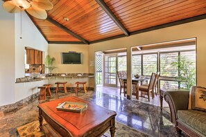 TV - Kailua-kona Home w/ Tropical Bar: Walk to Beach! (Kailua-Kona)