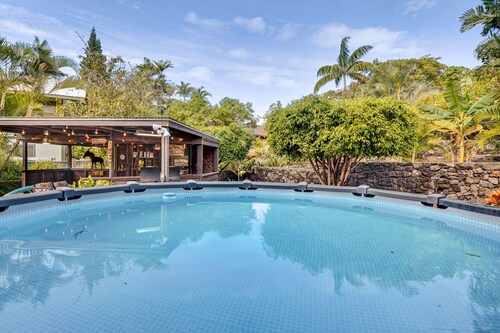 Kailua-kona Home w/ Tropical Bar: Walk to Beach!
