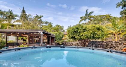 Kailua-kona Home w/ Tropical Bar: Walk to Beach!