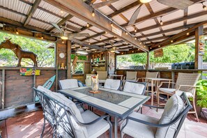 Outdoor dining - Kailua-kona Home w/ Tropical Bar: Walk to Beach! (Kailua-Kona)