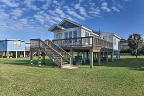 Front of property - Steps to Beach! 'surf Cottage' in Galveston (Galveston)