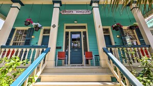Un edificio con un letrero que dice 'Bishop's Bungalow' sobre la entrada.