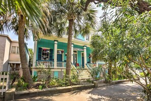 A two-story building with a teal facade, a balcony, and a white picket fence. - < 1/2 Mi to Porretto Beach! Couples Retreat (Galveston)