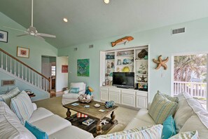 Interior - 1 Block to Beach: Family Getaway in Galveston! (Galveston)