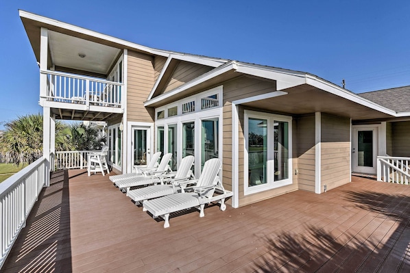 Interior - 1 Block to Beach: Family Getaway in Galveston! (Galveston)