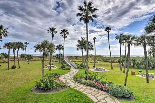 Heated Pool + Gulf View: Galvestonian Resort Condo