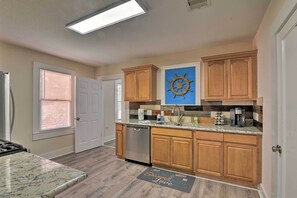 Interior - Bright Galveston Bungalow: 1/2 Mi to Pleasure Pier (Galveston)