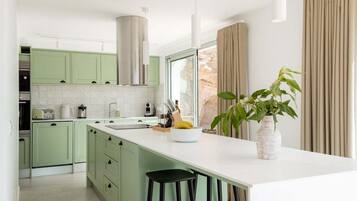 Kühlschrank, Mikrowelle, Ofen, Geschirrspüler