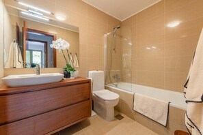 Bathtub, free toiletries, hair dryer, towels