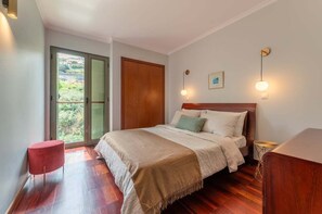 2 bedrooms, desk, iron/ironing board, Internet