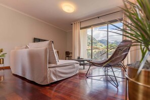 2 soverom, skrivebord, strykejern/-brett og internettilgang